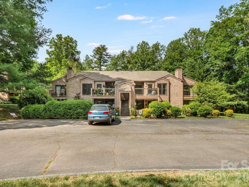 60 Ravencroft Lane, Asheville, NC 28803.  MLS# CAR4386269, YatesRealty ID 34764. 