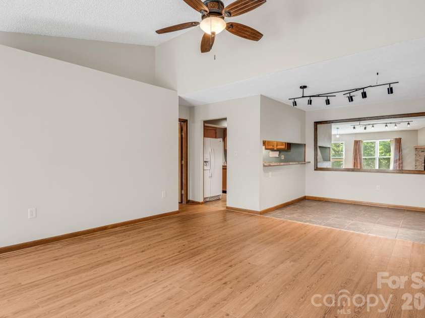60 Ravencroft Lane, Asheville, NC 28803.  MLS# CAR4386269, YatesRealty ID 34764. 