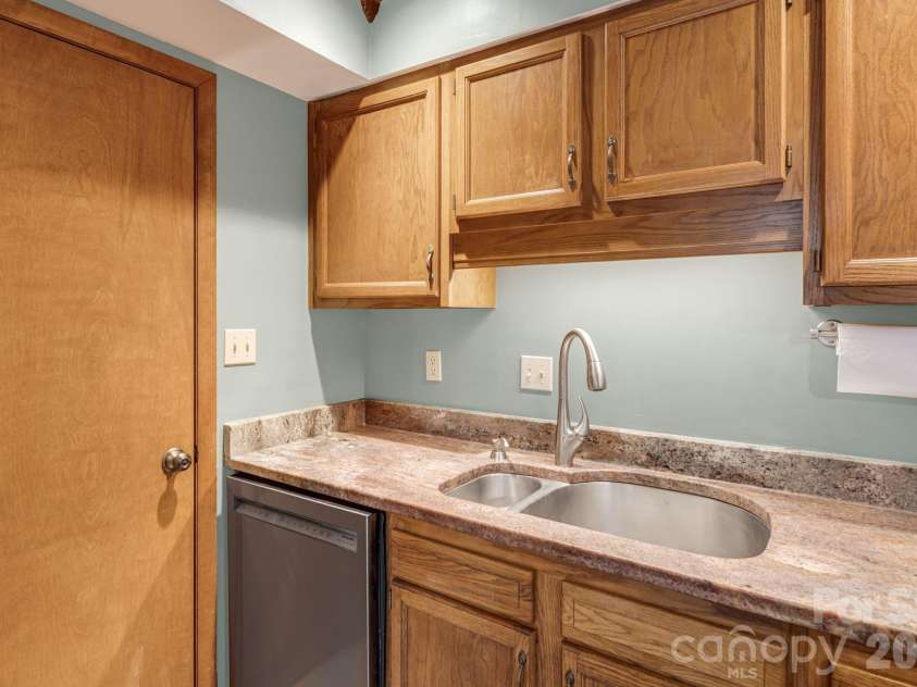60 Ravencroft Lane, Asheville, NC 28803.  MLS# CAR4386269, YatesRealty ID 34764. 