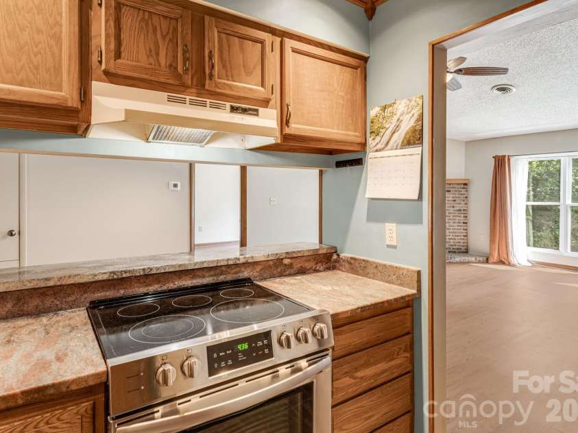 60 Ravencroft Lane, Asheville, NC 28803.  MLS# CAR4386269, YatesRealty ID 34764. 