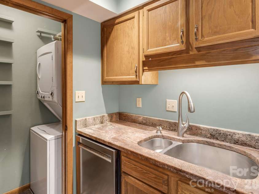 60 Ravencroft Lane, Asheville, NC 28803.  MLS# CAR4386269, YatesRealty ID 34764. 