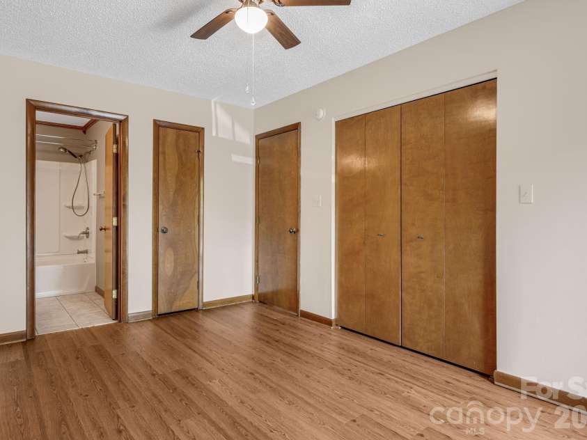 60 Ravencroft Lane, Asheville, NC 28803.  MLS# CAR4386269, YatesRealty ID 34764. 