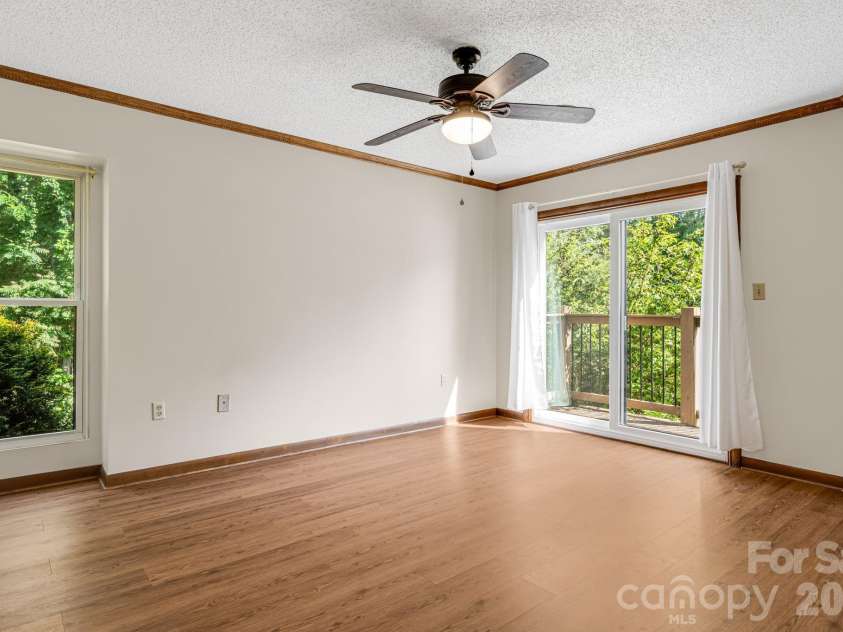 60 Ravencroft Lane, Asheville, NC 28803.  MLS# CAR4386269, YatesRealty ID 34764. 