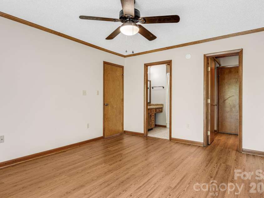 60 Ravencroft Lane, Asheville, NC 28803.  MLS# CAR4386269, YatesRealty ID 34764. 