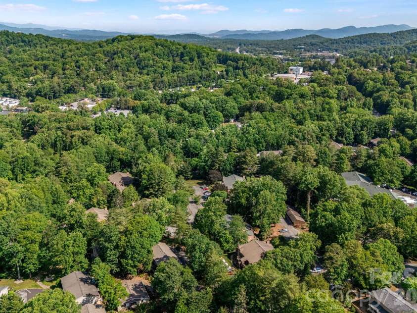 60 Ravencroft Lane, Asheville, NC 28803.  MLS# CAR4386269, YatesRealty ID 34764. 