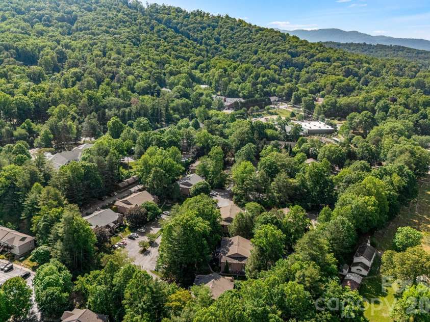 60 Ravencroft Lane, Asheville, NC 28803.  MLS# CAR4386269, YatesRealty ID 34764. 