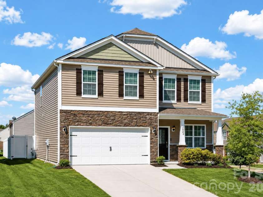 2023 Navarro Road, Charlotte, NC 28214.  MLS# CAR4394895, YatesRealty ID 34765. Grass digitally enhanced
