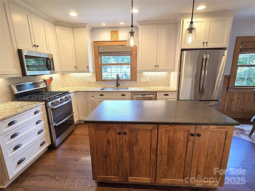 719 9th Street, Hickory, NC 28601.  MLS# CAR4292176, YatesRealty ID 34765. 