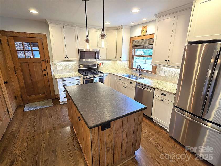 719 9th Street, Hickory, NC 28601.  MLS# CAR4292176, YatesRealty ID 34765. 