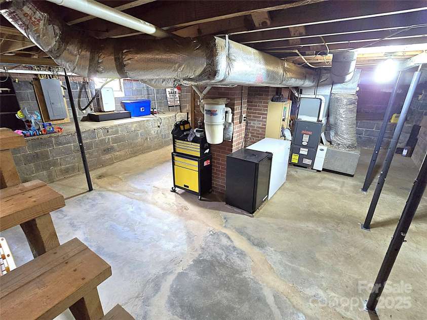 719 9th Street, Hickory, NC 28601.  MLS# CAR4292176, YatesRealty ID 34765. 