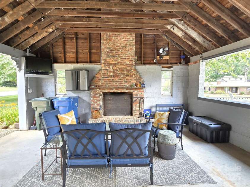 719 9th Street, Hickory, NC 28601.  MLS# CAR4292176, YatesRealty ID 34765. 