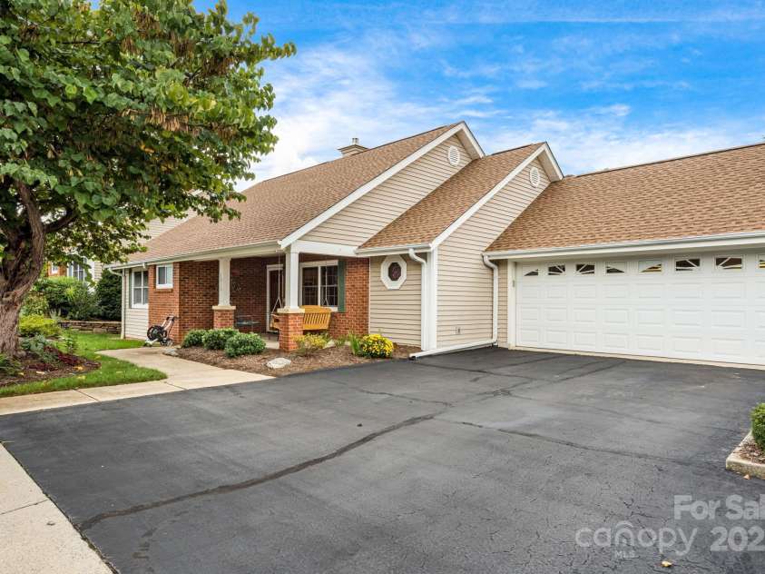 1015 Saddlebrook Drive, Hendersonville, NC 28739.  MLS# CAR4294403, YatesRealty ID 34766. 