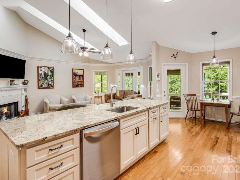 1015 Saddlebrook Drive, Hendersonville, NC 28739.  MLS# CAR4294403, YatesRealty ID 34766. 