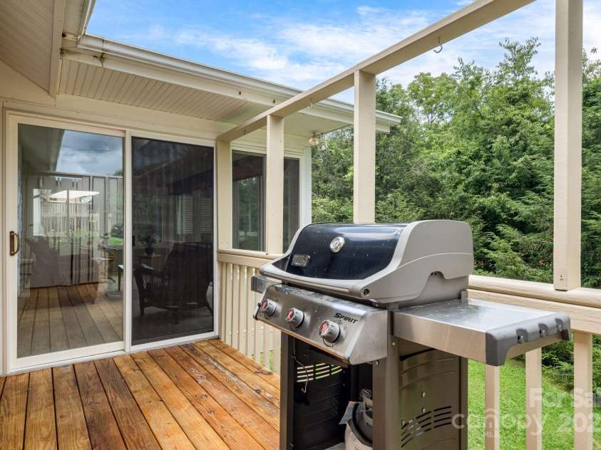 1015 Saddlebrook Drive, Hendersonville, NC 28739.  MLS# CAR4294403, YatesRealty ID 34766. 