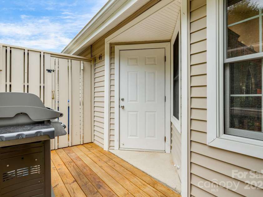 1015 Saddlebrook Drive, Hendersonville, NC 28739.  MLS# CAR4294403, YatesRealty ID 34766. 