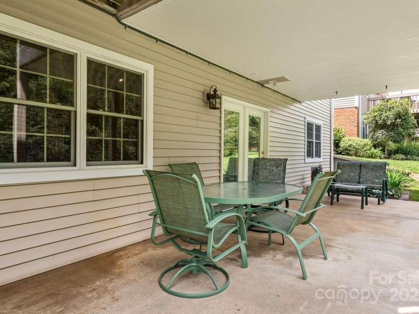 1015 Saddlebrook Drive, Hendersonville, NC 28739.  MLS# CAR4294403, YatesRealty ID 34766. 