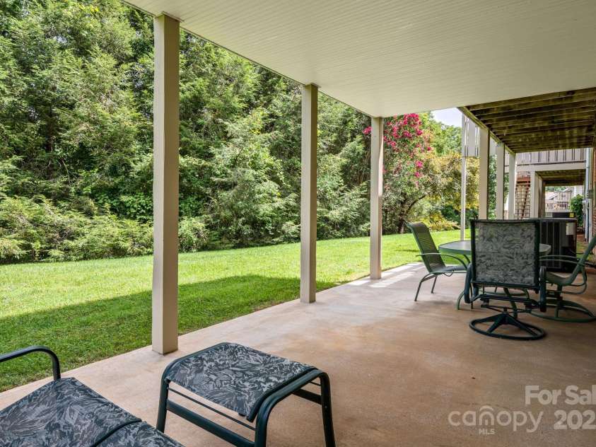 1015 Saddlebrook Drive, Hendersonville, NC 28739.  MLS# CAR4294403, YatesRealty ID 34766. 