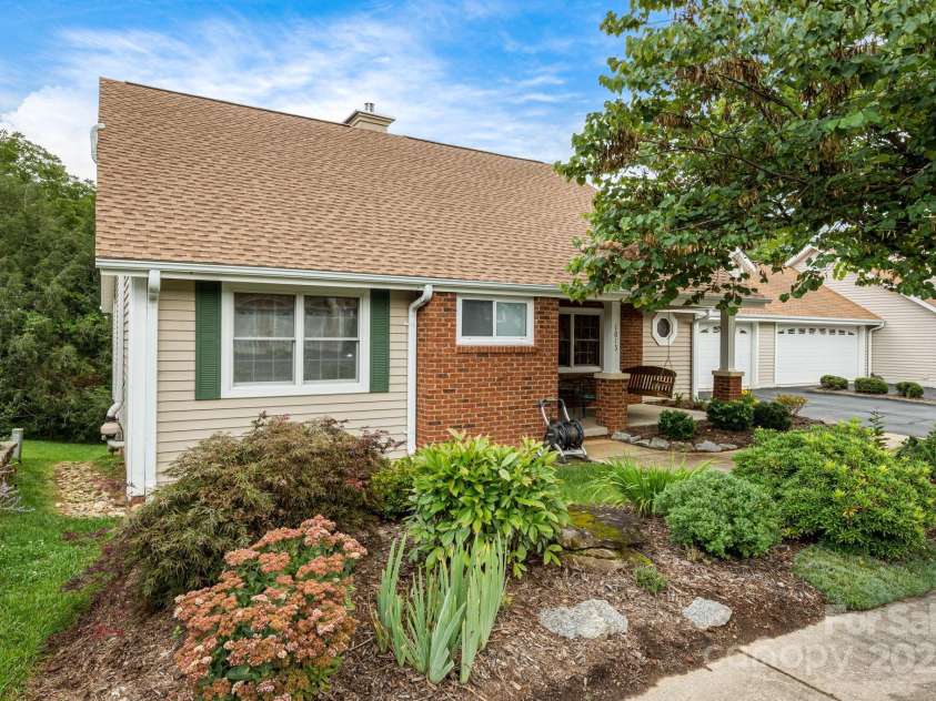 1015 Saddlebrook Drive, Hendersonville, NC 28739.  MLS# CAR4294403, YatesRealty ID 34766. 