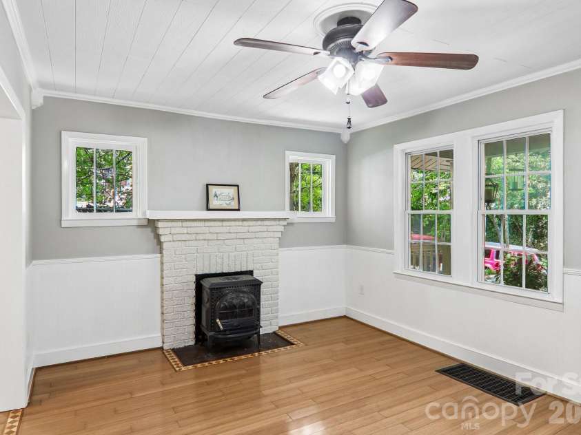 5 Belmont Avenue, Asheville, NC 28806.  MLS# CAR4397303, YatesRealty ID 34766. 