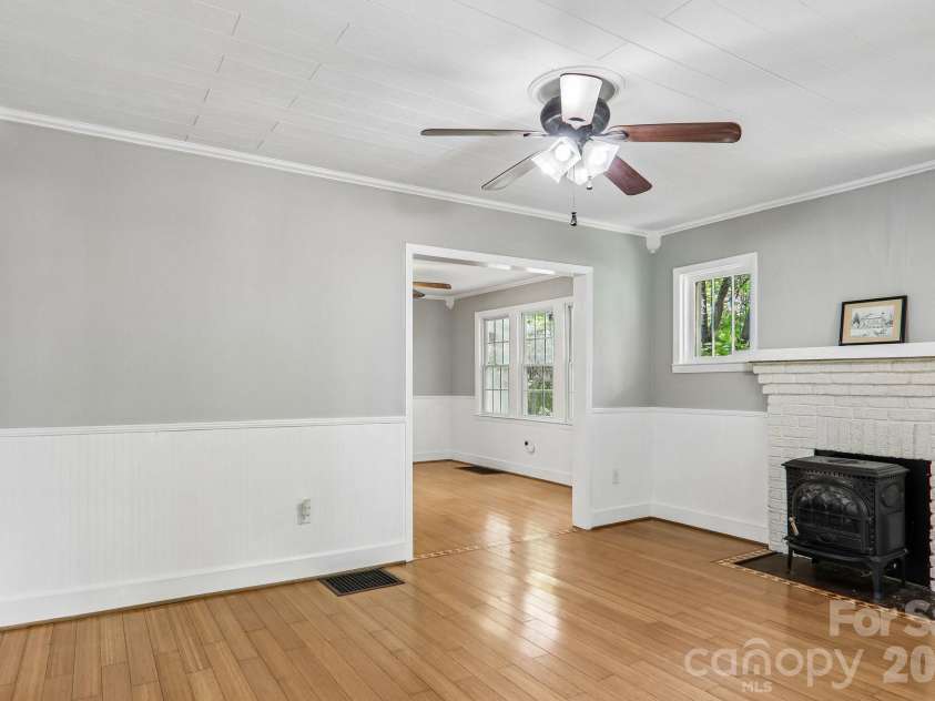 5 Belmont Avenue, Asheville, NC 28806.  MLS# CAR4397303, YatesRealty ID 34766. 