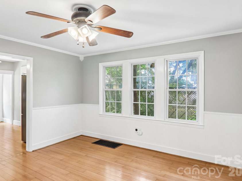 5 Belmont Avenue, Asheville, NC 28806.  MLS# CAR4397303, YatesRealty ID 34766. 