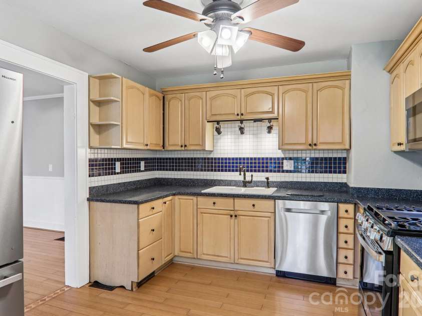 5 Belmont Avenue, Asheville, NC 28806.  MLS# CAR4397303, YatesRealty ID 34766. 