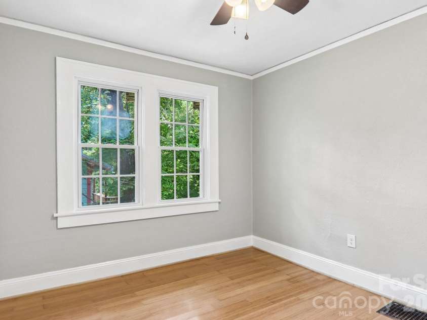 5 Belmont Avenue, Asheville, NC 28806.  MLS# CAR4397303, YatesRealty ID 34766. 