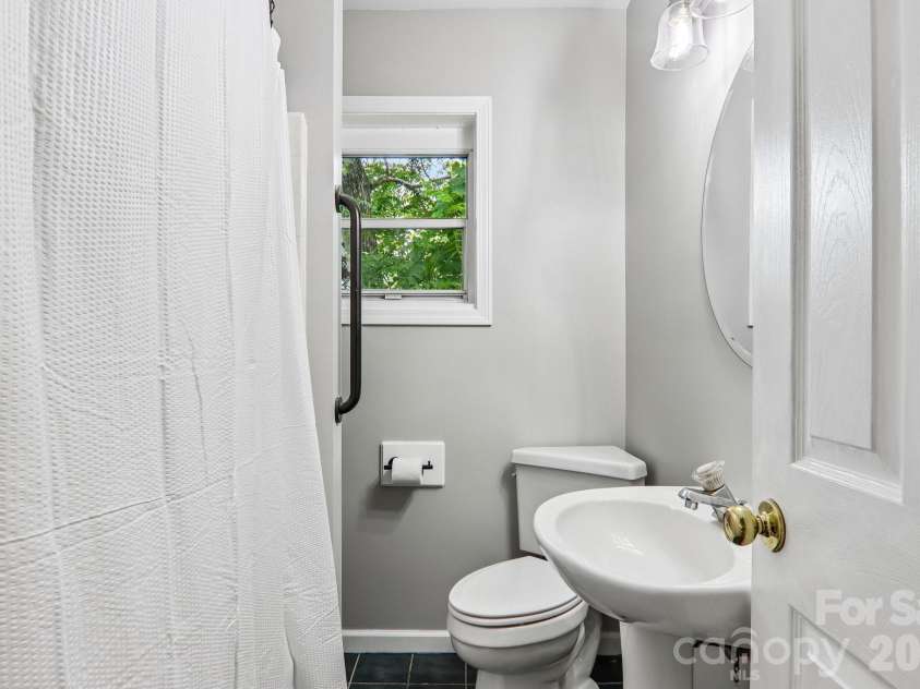 5 Belmont Avenue, Asheville, NC 28806.  MLS# CAR4397303, YatesRealty ID 34766. 