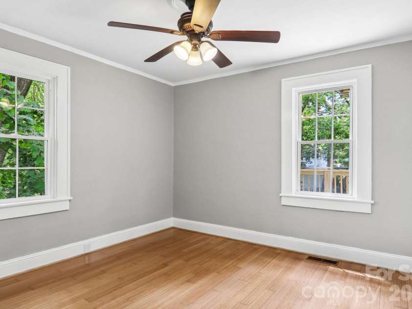 5 Belmont Avenue, Asheville, NC 28806.  MLS# CAR4397303, YatesRealty ID 34766. 