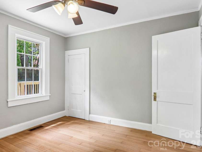 5 Belmont Avenue, Asheville, NC 28806.  MLS# CAR4397303, YatesRealty ID 34766. 