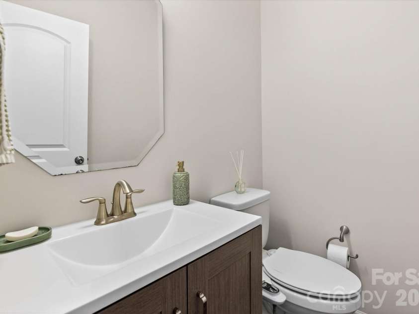 6629 Meridale Forest Drive, Charlotte, NC 28269.  MLS# CAR4385620, YatesRealty ID 34770. 1/2 Bathroom