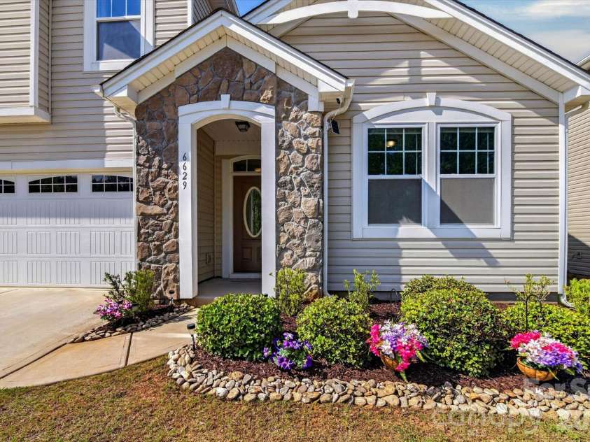 6629 Meridale Forest Drive, Charlotte, NC 28269.  MLS# CAR4385620, YatesRealty ID 34770. 