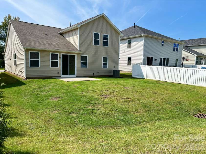 6629 Meridale Forest Drive, Charlotte, NC 28269.  MLS# CAR4385620, YatesRealty ID 34770. 