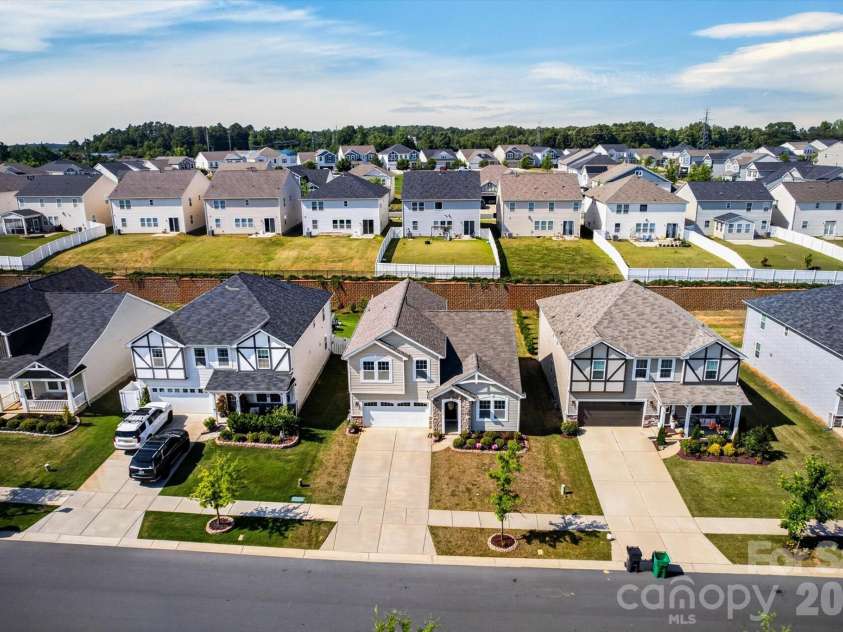 6629 Meridale Forest Drive, Charlotte, NC 28269.  MLS# CAR4385620, YatesRealty ID 34770. Drone #1