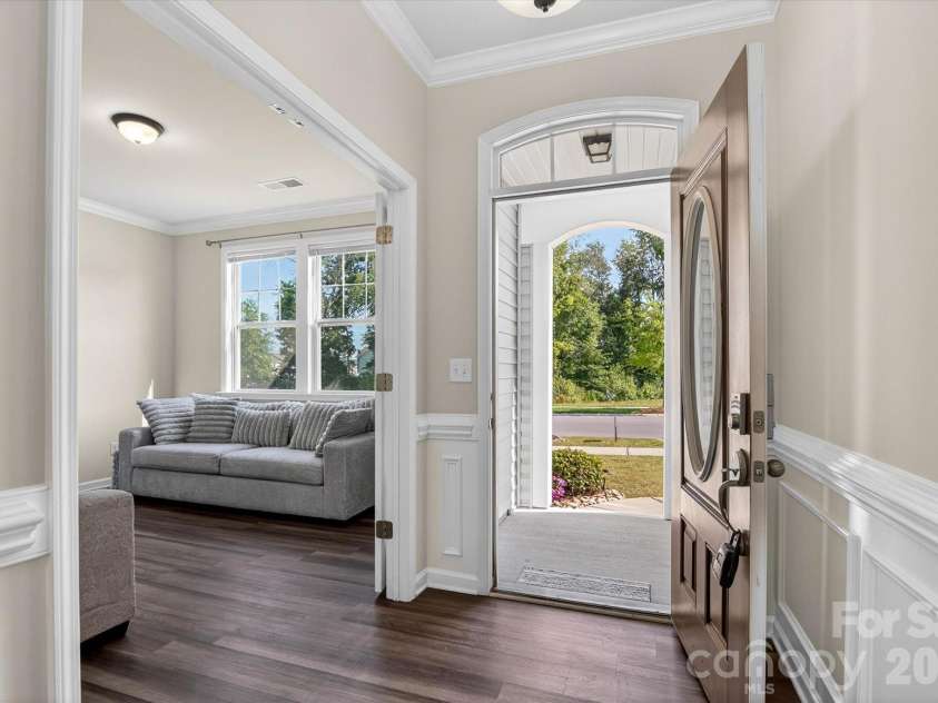 6629 Meridale Forest Drive, Charlotte, NC 28269.  MLS# CAR4385620, YatesRealty ID 34770. Entrance #2