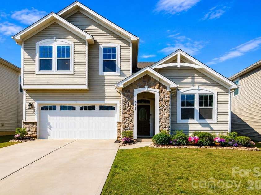 6629 Meridale Forest Drive, Charlotte, NC 28269.  MLS# CAR4385620, YatesRealty ID 34770. Front #2
