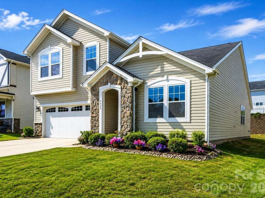 6629 Meridale Forest Drive, Charlotte, NC 28269.  MLS# CAR4385620, YatesRealty ID 34770. Front