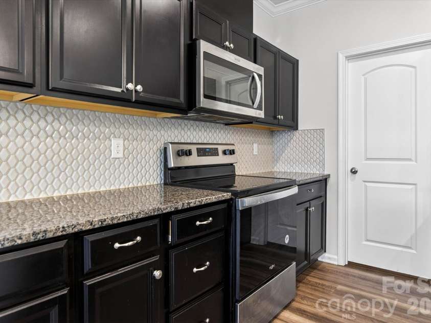 6629 Meridale Forest Drive, Charlotte, NC 28269.  MLS# CAR4385620, YatesRealty ID 34770. Granit Counter Top