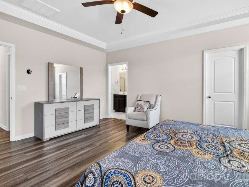 6629 Meridale Forest Drive, Charlotte, NC 28269.  MLS# CAR4385620, YatesRealty ID 34770. Owner Suite #3