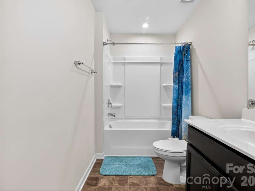 6629 Meridale Forest Drive, Charlotte, NC 28269.  MLS# CAR4385620, YatesRealty ID 34770. Second Floor Full Bathroom