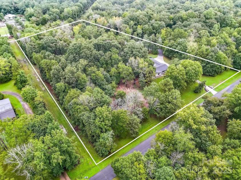 209 Falcon Drive, Concord, NC 28025.  MLS# CAR4291157, YatesRealty ID 34774. 