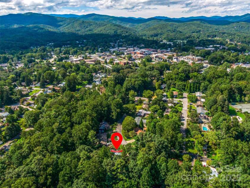 135 Dogwood Drive, Brevard, NC 28712.  MLS# CAR4296254, YatesRealty ID 34777. 