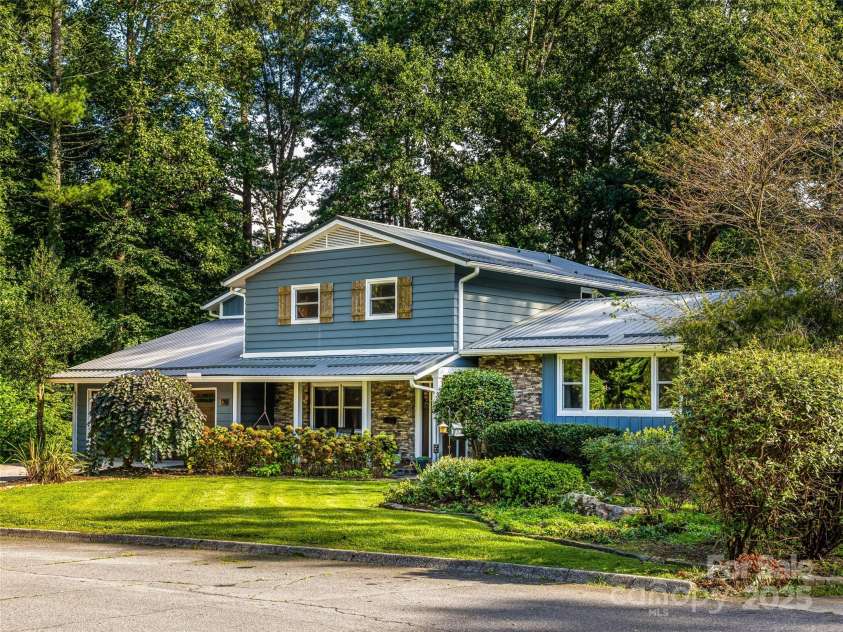 135 Dogwood Drive, Brevard, NC 28712.  MLS# CAR4296254, YatesRealty ID 34777. 