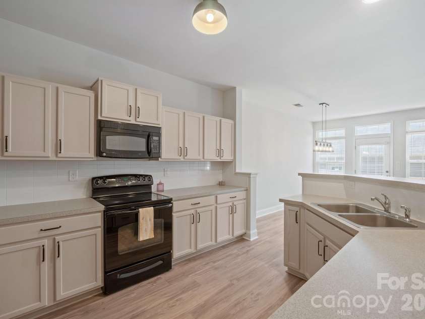 8165 Bridgegate Drive, Huntersville, NC 28078.  MLS# CAR4387320, YatesRealty ID 34777. 