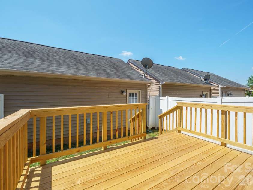 8165 Bridgegate Drive, Huntersville, NC 28078.  MLS# CAR4387320, YatesRealty ID 34777. 