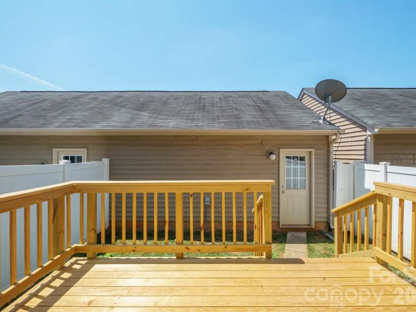 8165 Bridgegate Drive, Huntersville, NC 28078.  MLS# CAR4387320, YatesRealty ID 34777. 