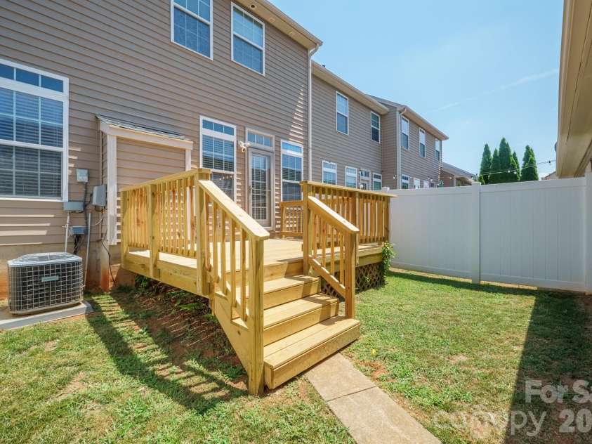 8165 Bridgegate Drive, Huntersville, NC 28078.  MLS# CAR4387320, YatesRealty ID 34777. 