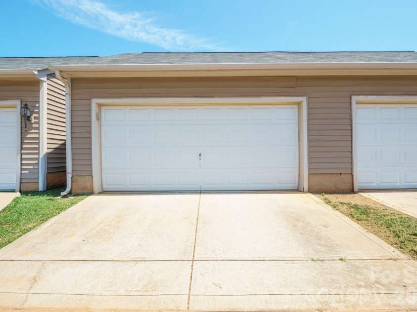 8165 Bridgegate Drive, Huntersville, NC 28078.  MLS# CAR4387320, YatesRealty ID 34777. 