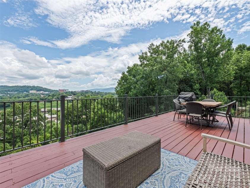 32 Grandview Drive, Asheville, NC 28806.  MLS# CAR4281577, YatesRealty ID 34778. 