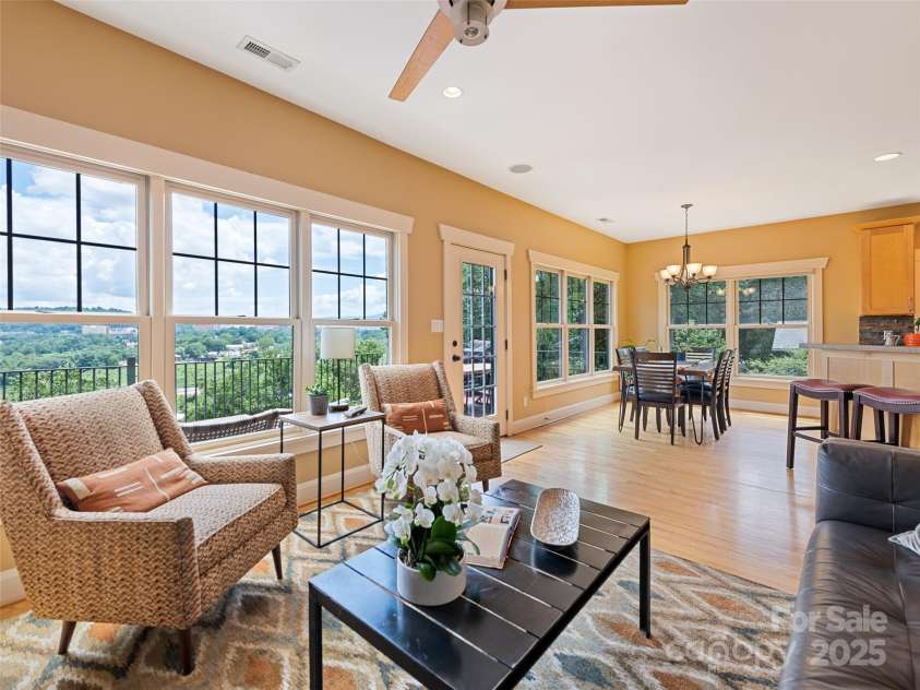 32 Grandview Drive, Asheville, NC 28806.  MLS# CAR4281577, YatesRealty ID 34778. 